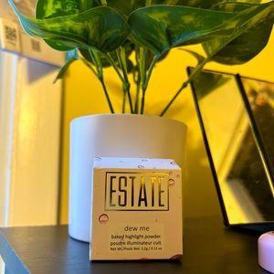 Baked Highlighter powder, very dewy and blends perfectly